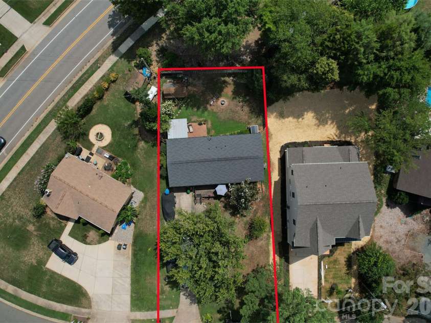 21013 Entrada Drive, Cornelius, NC 28031.  MLS# CAR4402041, YatesRealty ID 39320. Nice size yard! (Approximate lot lines.)