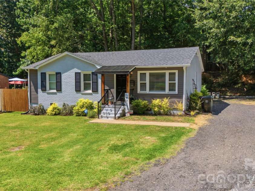 131 Hickory Lane, York, SC 29745.  MLS# CAR4400847, YatesRealty ID 39321. 