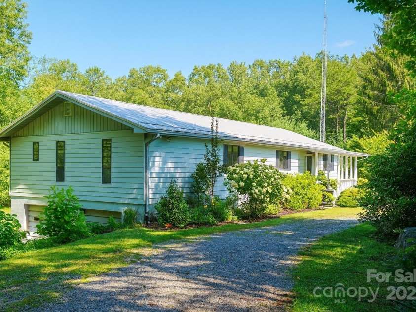 262 Rooster Cove, Brevard, NC 28712.  MLS# CAR4292738, YatesRealty ID 39326. Welcome to 262 Rooster Cove! Light landscaping was added virtually.
