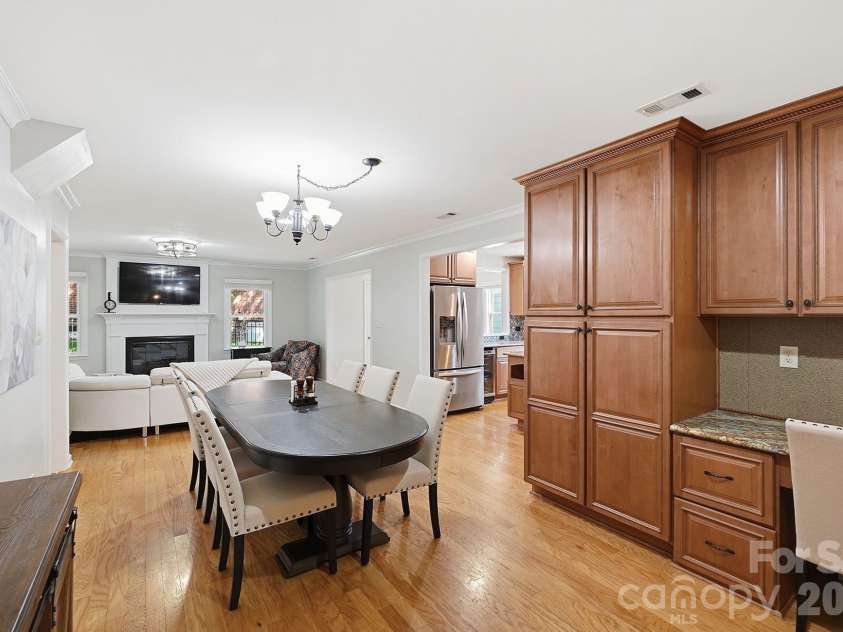 9200 Deer Spring Lane, Charlotte, NC 28210.  MLS# CAR4402944, YatesRealty ID 39328. Dining Room