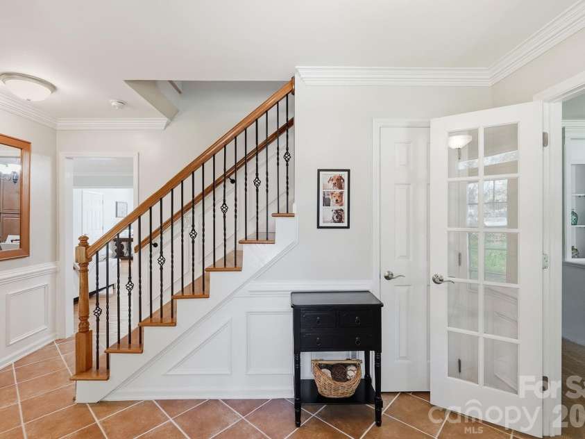 9200 Deer Spring Lane, Charlotte, NC 28210.  MLS# CAR4402944, YatesRealty ID 39328. Foyer
