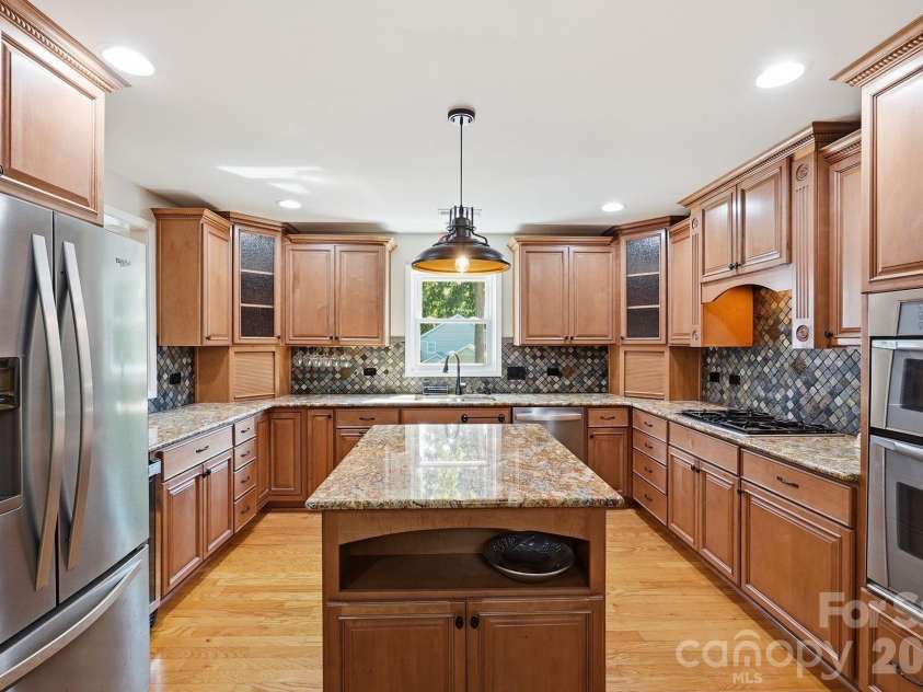9200 Deer Spring Lane, Charlotte, NC 28210.  MLS# CAR4402944, YatesRealty ID 39328. Kitchen