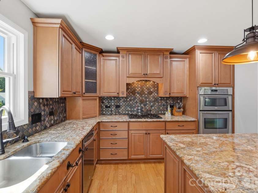 9200 Deer Spring Lane, Charlotte, NC 28210.  MLS# CAR4402944, YatesRealty ID 39328. Kitchen