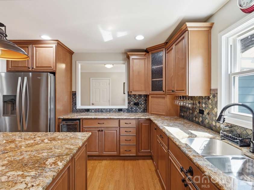 9200 Deer Spring Lane, Charlotte, NC 28210.  MLS# CAR4402944, YatesRealty ID 39328. Kitchen