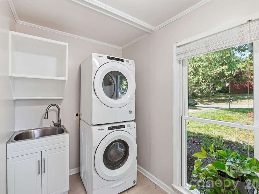 9200 Deer Spring Lane, Charlotte, NC 28210.  MLS# CAR4402944, YatesRealty ID 39328. Laundry Room