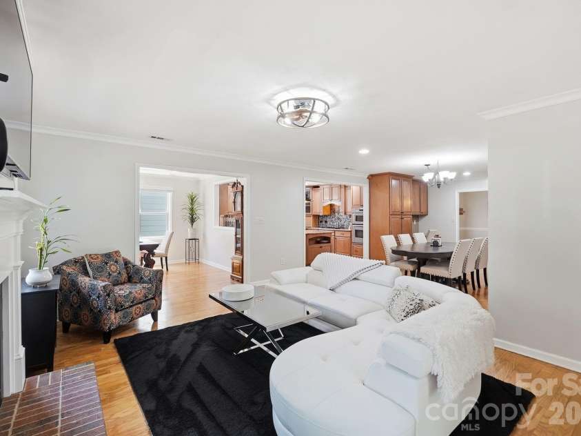 9200 Deer Spring Lane, Charlotte, NC 28210.  MLS# CAR4402944, YatesRealty ID 39328. Living Room