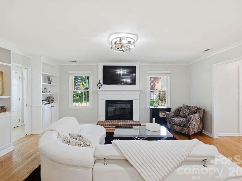 9200 Deer Spring Lane, Charlotte, NC 28210.  MLS# CAR4402944, YatesRealty ID 39328. Living Room