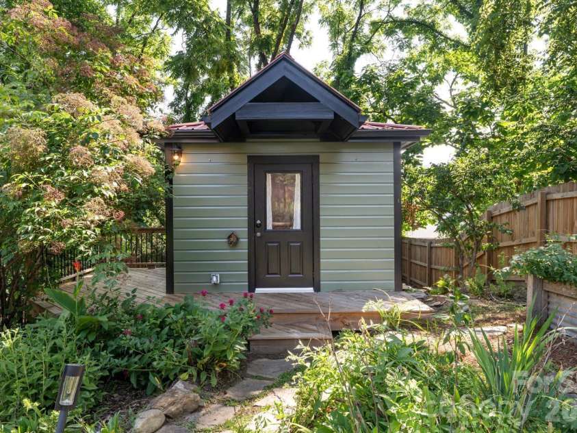 3 Woodlawn Avenue, Asheville, NC 28801.  MLS# CAR4373933, YatesRealty ID 39329. 