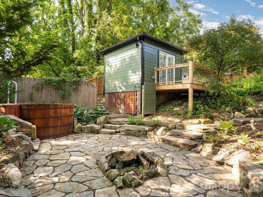 3 Woodlawn Avenue, Asheville, NC 28801.  MLS# CAR4373933, YatesRealty ID 39329. 