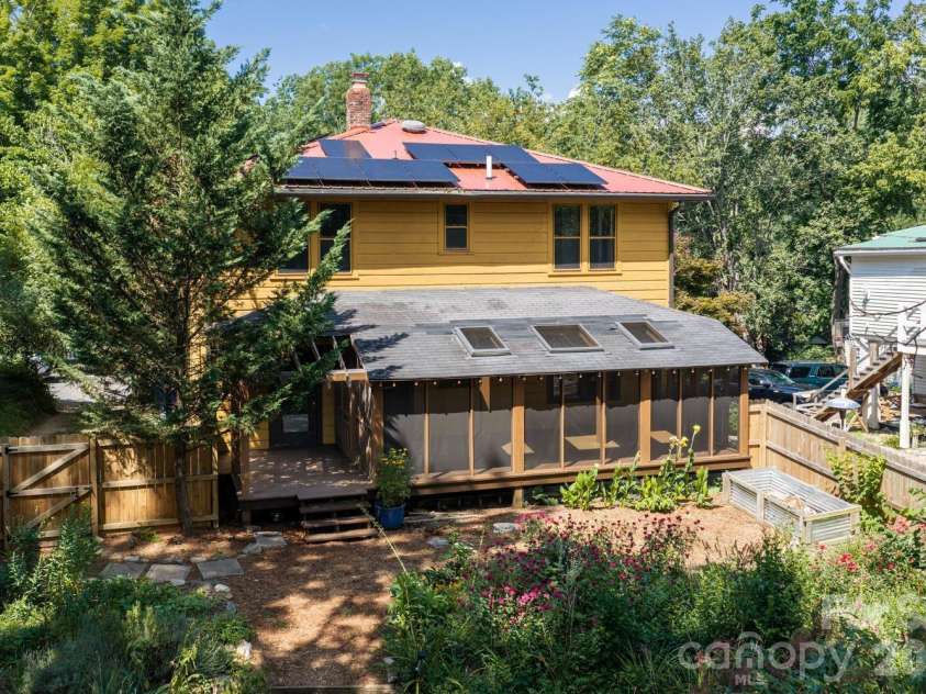3 Woodlawn Avenue, Asheville, NC 28801.  MLS# CAR4373933, YatesRealty ID 39329. 