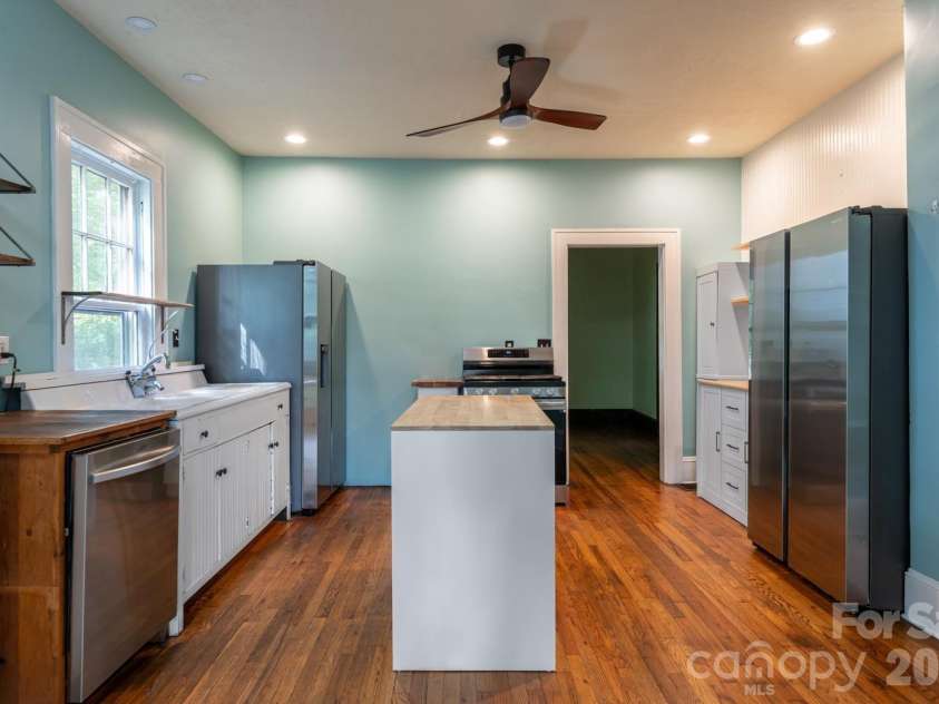 3 Woodlawn Avenue, Asheville, NC 28801.  MLS# CAR4373933, YatesRealty ID 39329. Kitchen