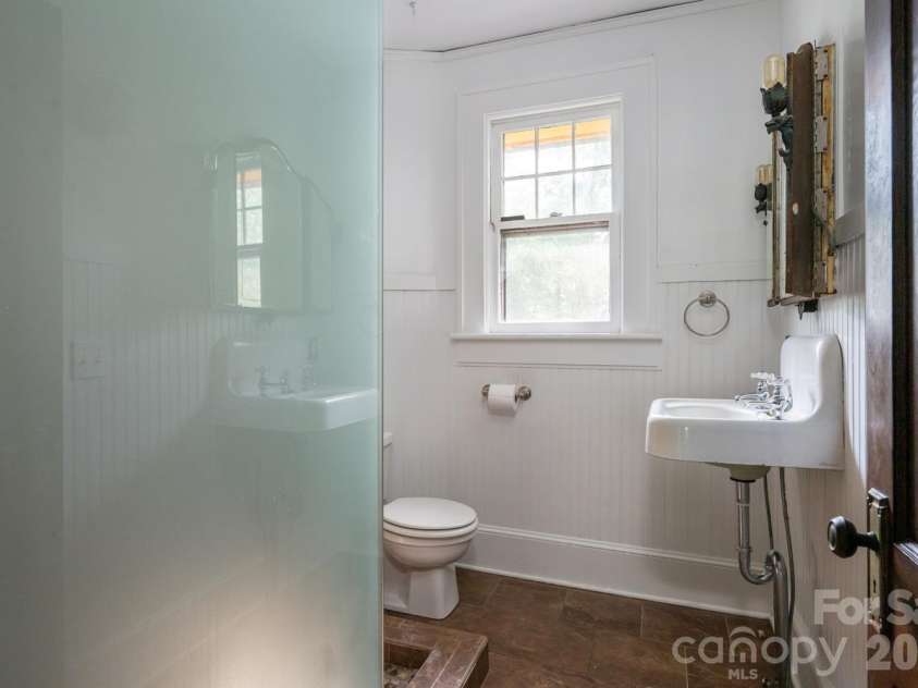 3 Woodlawn Avenue, Asheville, NC 28801.  MLS# CAR4373933, YatesRealty ID 39329. Upper Level Bath