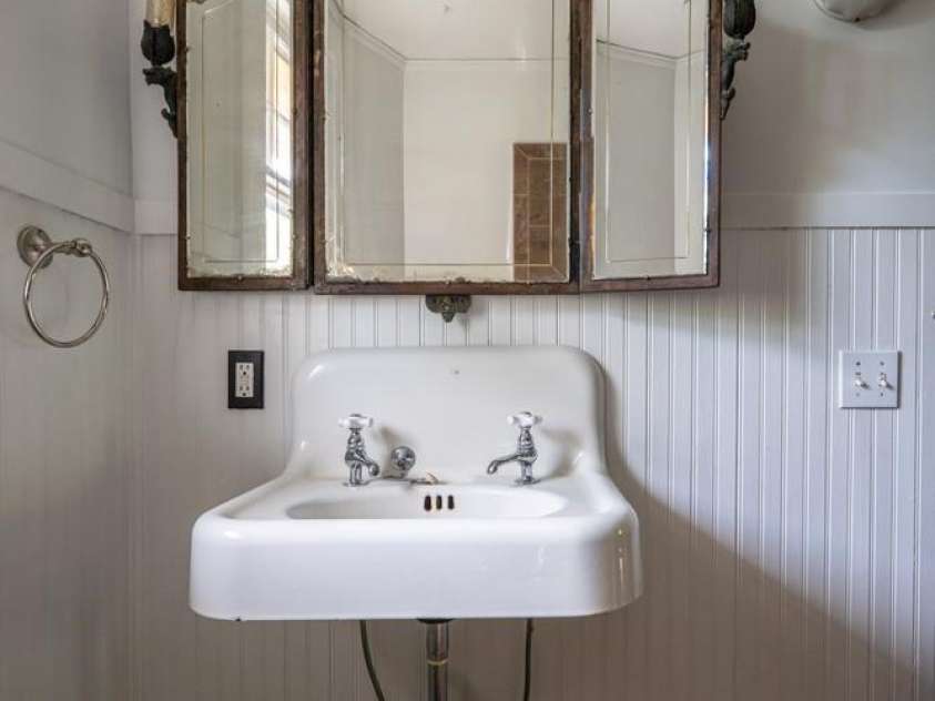 3 Woodlawn Avenue, Asheville, NC 28801.  MLS# CAR4373933, YatesRealty ID 39329. Upper Level Bath