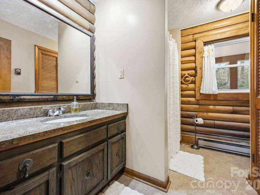 34 Greenbriar Road, Black Mountain, NC 28711.  MLS# CAR4340894, YatesRealty ID 3933. Mail level full bathroom