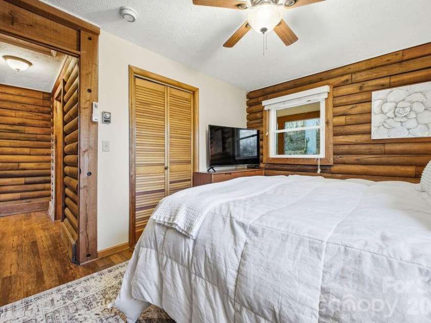 34 Greenbriar Road, Black Mountain, NC 28711.  MLS# CAR4340894, YatesRealty ID 3933. Main level bedroom 