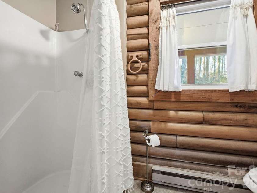 34 Greenbriar Road, Black Mountain, NC 28711.  MLS# CAR4340894, YatesRealty ID 3933. Main level full bathroom