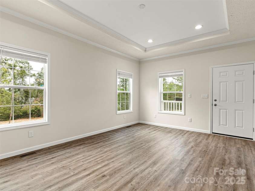 15 Eagle Drive, Hendersonville, NC 28792.  MLS# CAR4292194, YatesRealty ID 39330. 