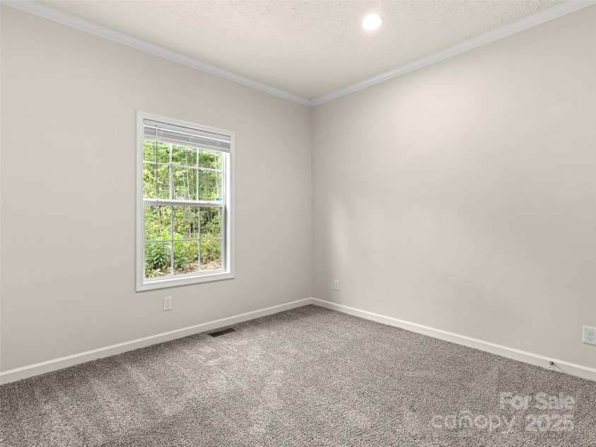 15 Eagle Drive, Hendersonville, NC 28792.  MLS# CAR4292194, YatesRealty ID 39330. 