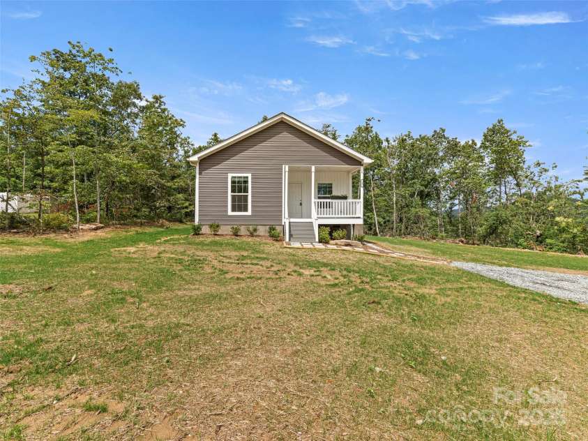 15 Eagle Drive, Hendersonville, NC 28792.  MLS# CAR4292194, YatesRealty ID 39330. 