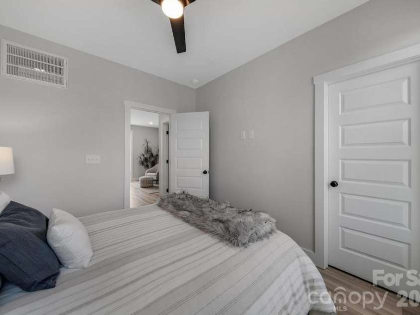 5007 Tiny Lane, Charlotte, NC 28203.  MLS# CAR4403268, YatesRealty ID 39332. 