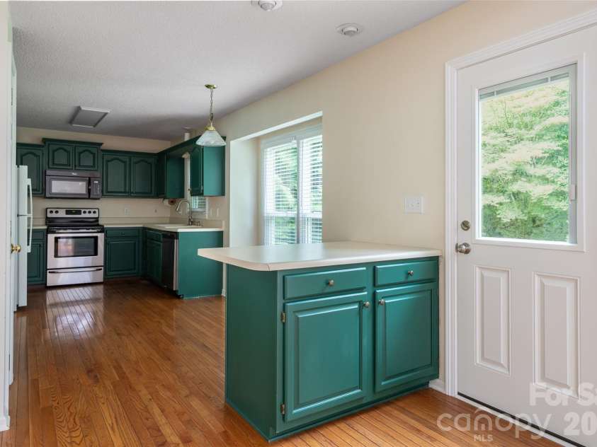 204 Windsor Forest Circle, Fletcher, NC 28732.  MLS# CAR4396269, YatesRealty ID 39335. 