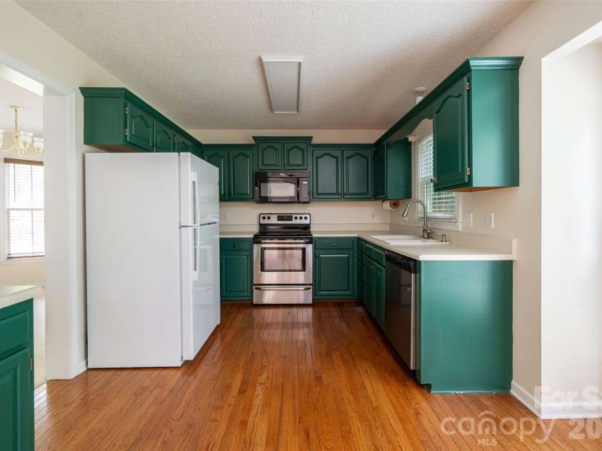 204 Windsor Forest Circle, Fletcher, NC 28732.  MLS# CAR4396269, YatesRealty ID 39335. Kitchen