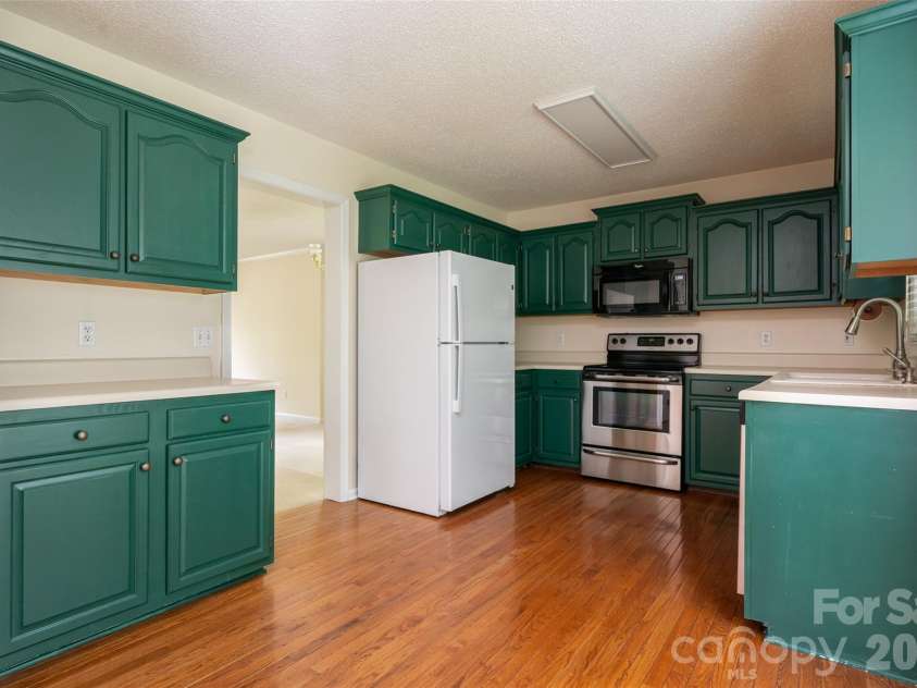 204 Windsor Forest Circle, Fletcher, NC 28732.  MLS# CAR4396269, YatesRealty ID 39335. Kitchen