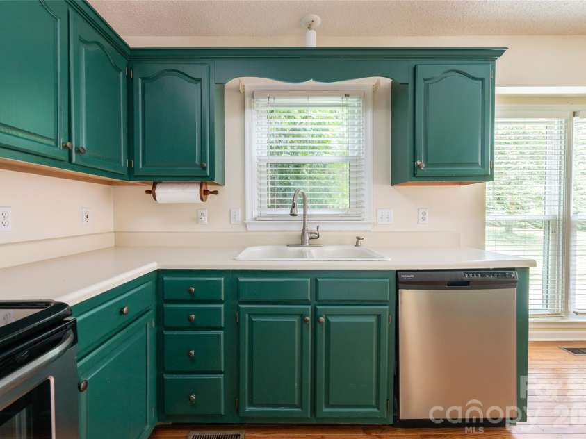 204 Windsor Forest Circle, Fletcher, NC 28732.  MLS# CAR4396269, YatesRealty ID 39335. Kitchen