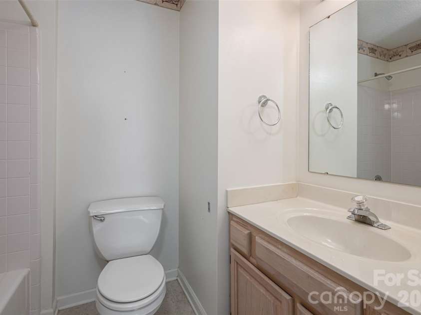 204 Windsor Forest Circle, Fletcher, NC 28732.  MLS# CAR4396269, YatesRealty ID 39335. Upstairs Main Bath