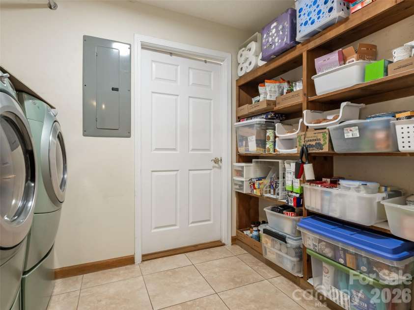 9476 Man O War Road, Fort Mill, SC 29707.  MLS# CAR4399848, YatesRealty ID 39336. Large laundry rm and pantry