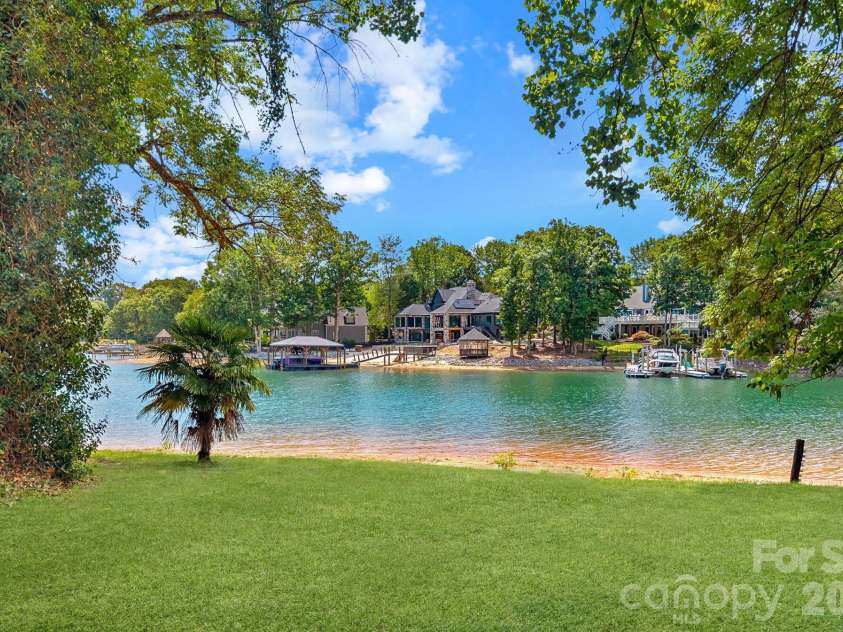 21024 Norman Shores Drive, Cornelius, NC 28031.  MLS# CAR4396726, YatesRealty ID 39337. 
