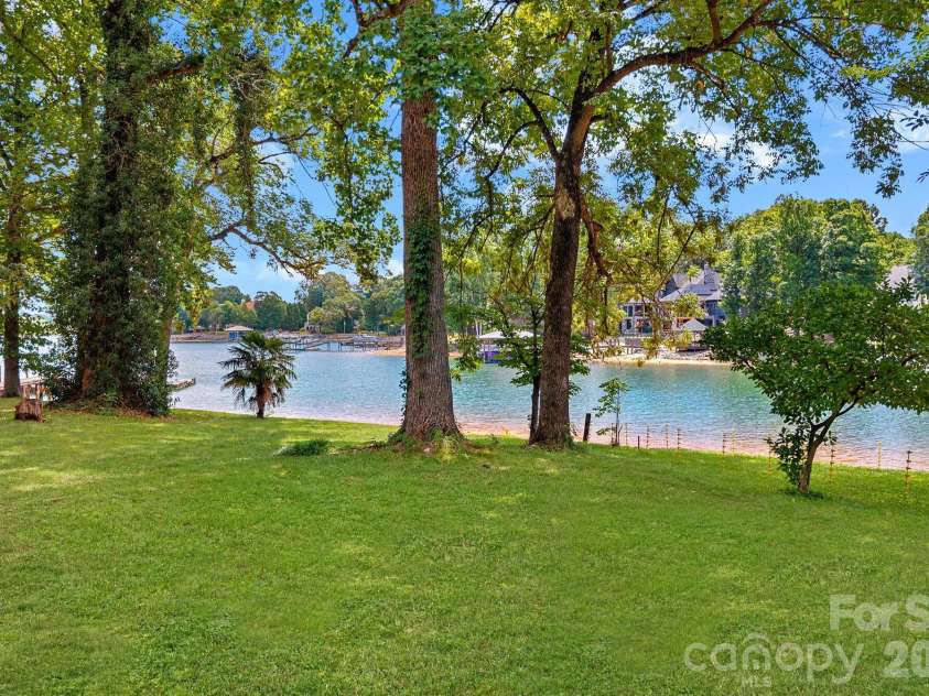 21024 Norman Shores Drive, Cornelius, NC 28031.  MLS# CAR4396726, YatesRealty ID 39337. 