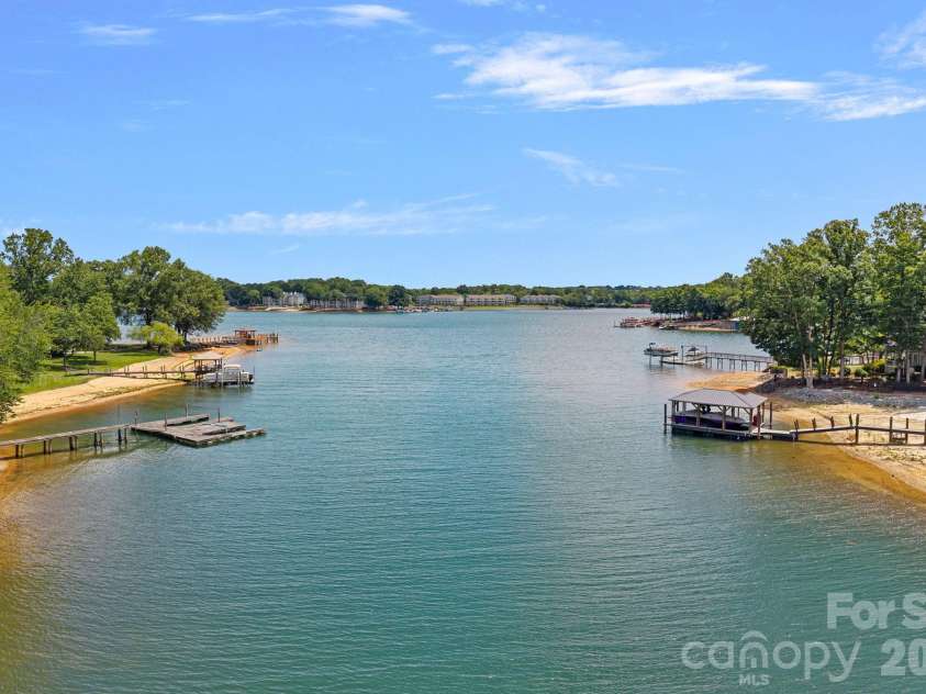 21024 Norman Shores Drive, Cornelius, NC 28031.  MLS# CAR4396726, YatesRealty ID 39337. 