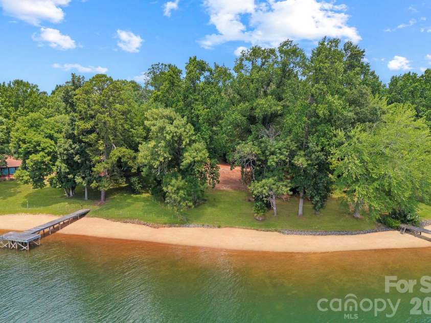 21024 Norman Shores Drive, Cornelius, NC 28031.  MLS# CAR4396726, YatesRealty ID 39337. 
