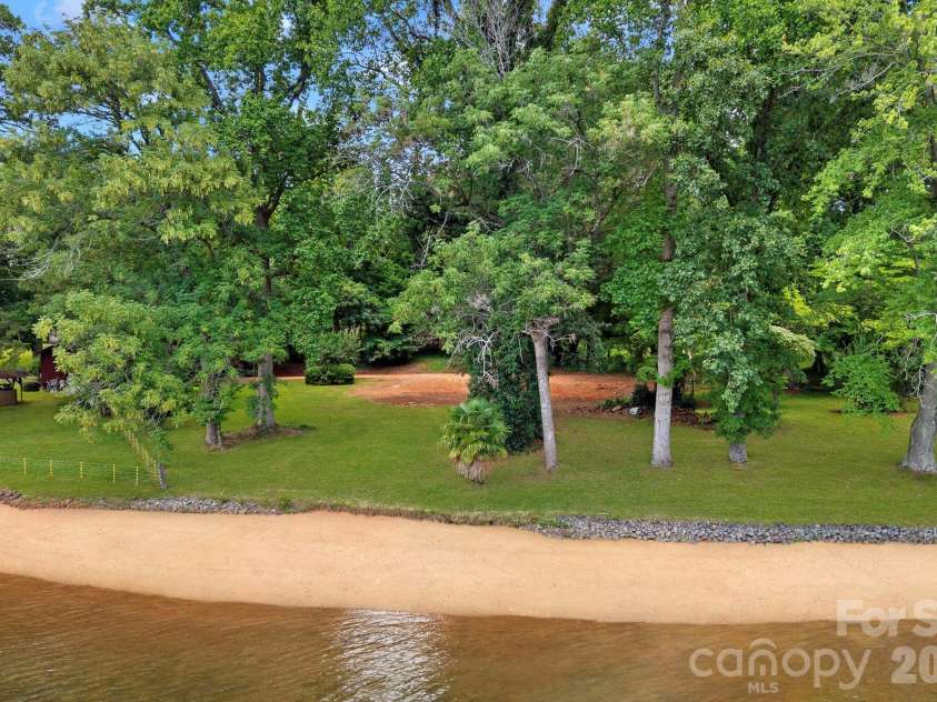 21024 Norman Shores Drive, Cornelius, NC 28031.  MLS# CAR4396726, YatesRealty ID 39337. 