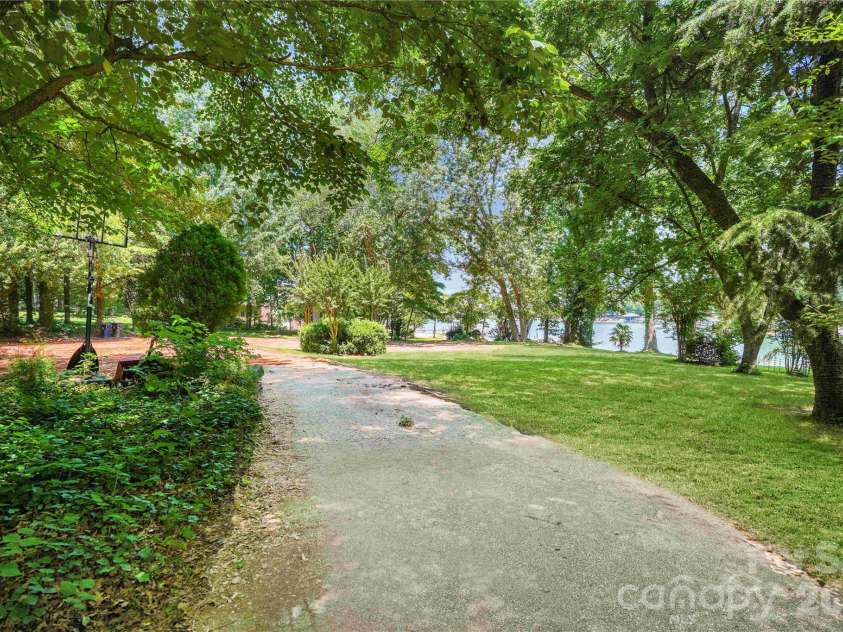 21024 Norman Shores Drive, Cornelius, NC 28031.  MLS# CAR4396726, YatesRealty ID 39337. 