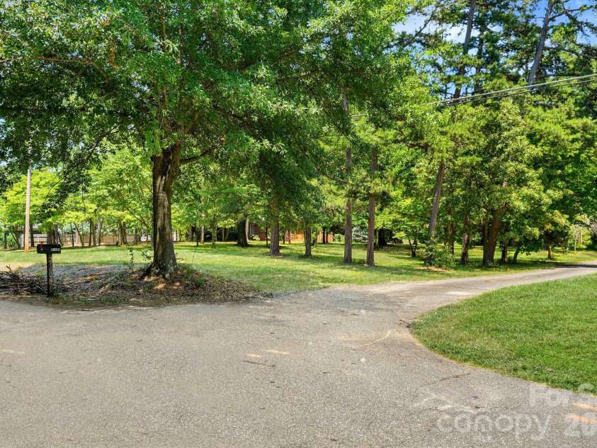 21024 Norman Shores Drive, Cornelius, NC 28031.  MLS# CAR4396726, YatesRealty ID 39337. 