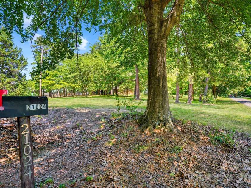21024 Norman Shores Drive, Cornelius, NC 28031.  MLS# CAR4396726, YatesRealty ID 39337. 