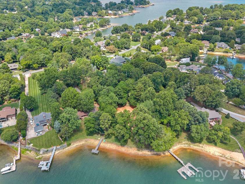 21024 Norman Shores Drive, Cornelius, NC 28031.  MLS# CAR4396726, YatesRealty ID 39337. 