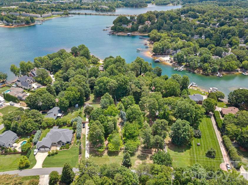 21024 Norman Shores Drive, Cornelius, NC 28031.  MLS# CAR4396726, YatesRealty ID 39337. 