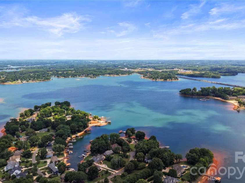 21024 Norman Shores Drive, Cornelius, NC 28031.  MLS# CAR4396726, YatesRealty ID 39337. 