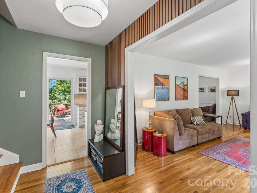 2815 Burnt Mill Road, Charlotte, NC 28210.  MLS# CAR4394157, YatesRealty ID 39346. Foyer