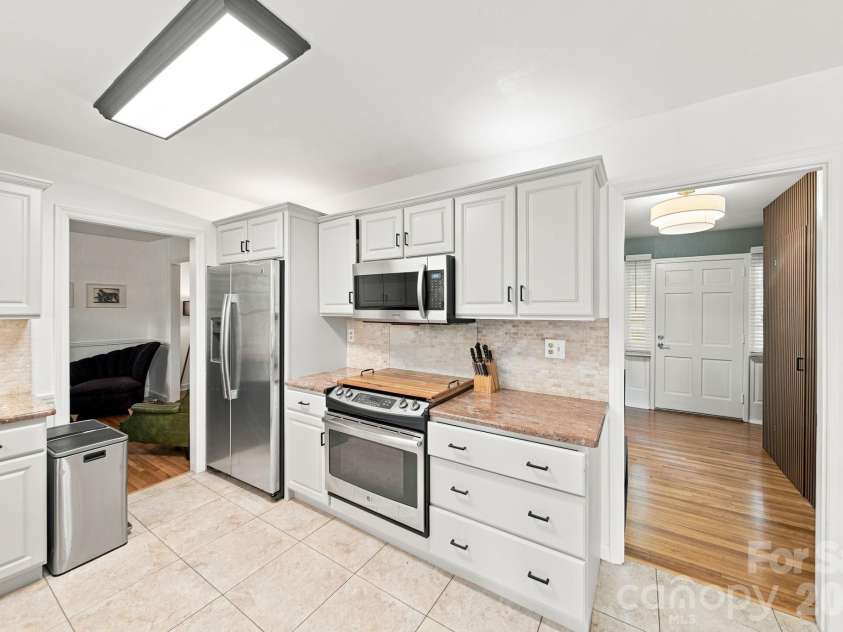 2815 Burnt Mill Road, Charlotte, NC 28210.  MLS# CAR4394157, YatesRealty ID 39346. Kitchen