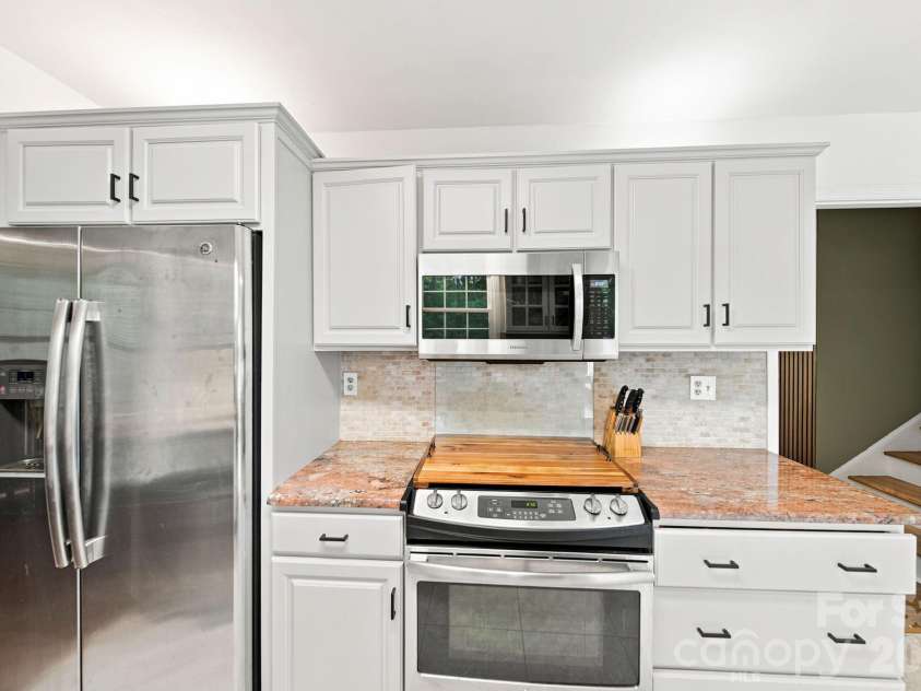 2815 Burnt Mill Road, Charlotte, NC 28210.  MLS# CAR4394157, YatesRealty ID 39346. Kitchen