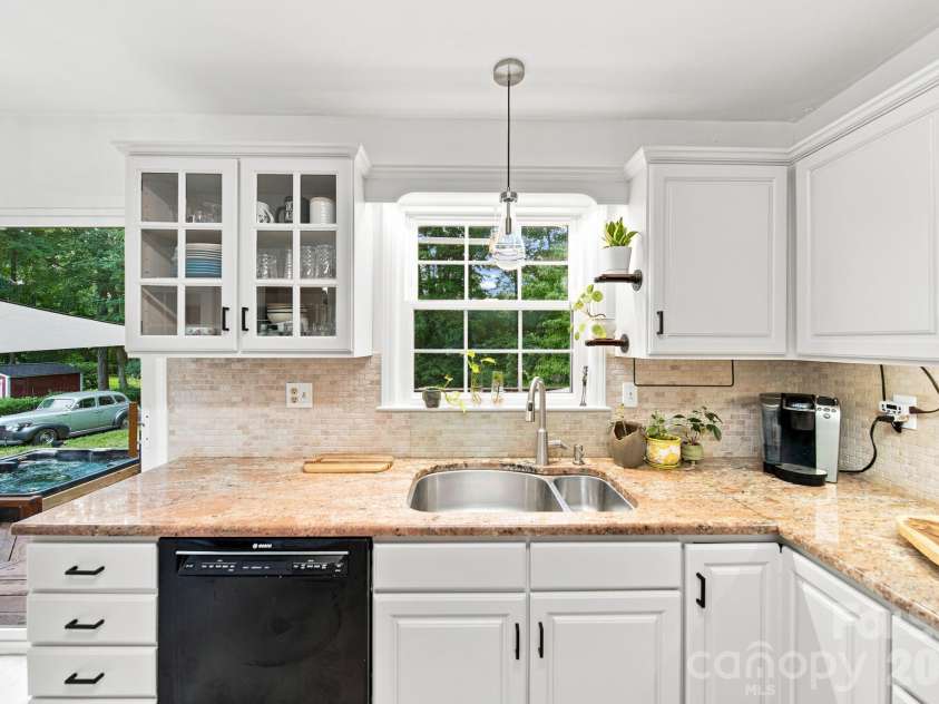 2815 Burnt Mill Road, Charlotte, NC 28210.  MLS# CAR4394157, YatesRealty ID 39346. Kitchen