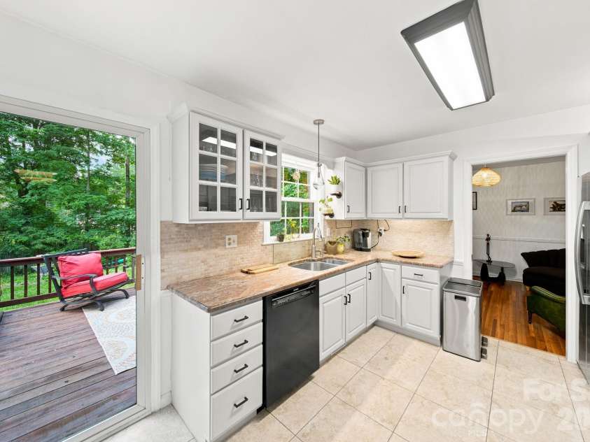 2815 Burnt Mill Road, Charlotte, NC 28210.  MLS# CAR4394157, YatesRealty ID 39346. Kitchen to back deck