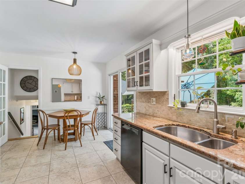 2815 Burnt Mill Road, Charlotte, NC 28210.  MLS# CAR4394157, YatesRealty ID 39346. Kitchen/Breakfast