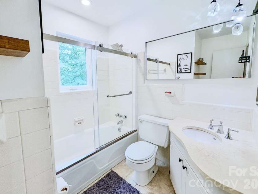 2815 Burnt Mill Road, Charlotte, NC 28210.  MLS# CAR4394157, YatesRealty ID 39346. Upstairs Full Bath