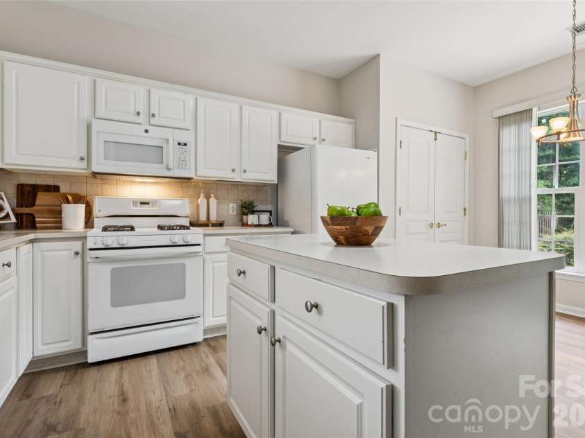 8426 Heron Glen Drive, Charlotte, NC 28269.  MLS# CAR4405282, YatesRealty ID 39349. 