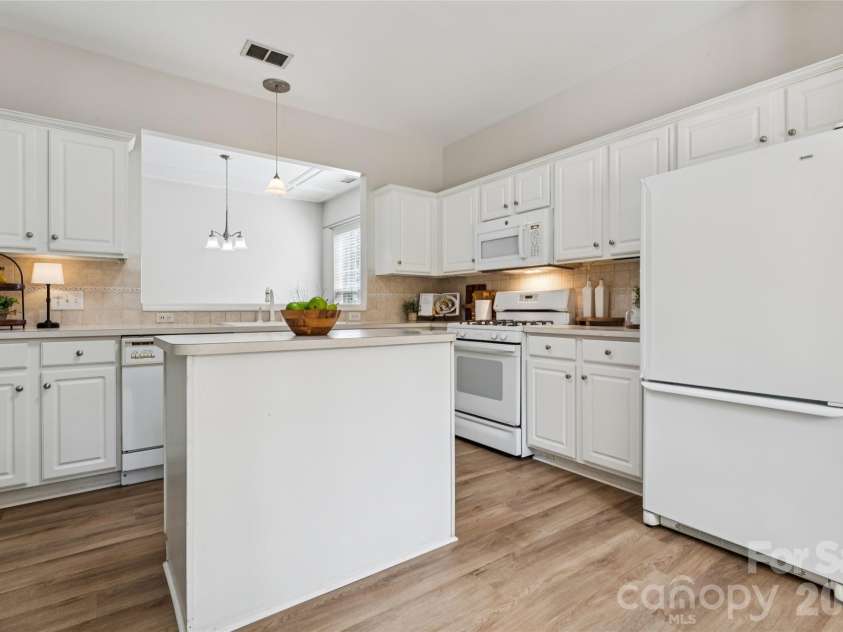 8426 Heron Glen Drive, Charlotte, NC 28269.  MLS# CAR4405282, YatesRealty ID 39349. 